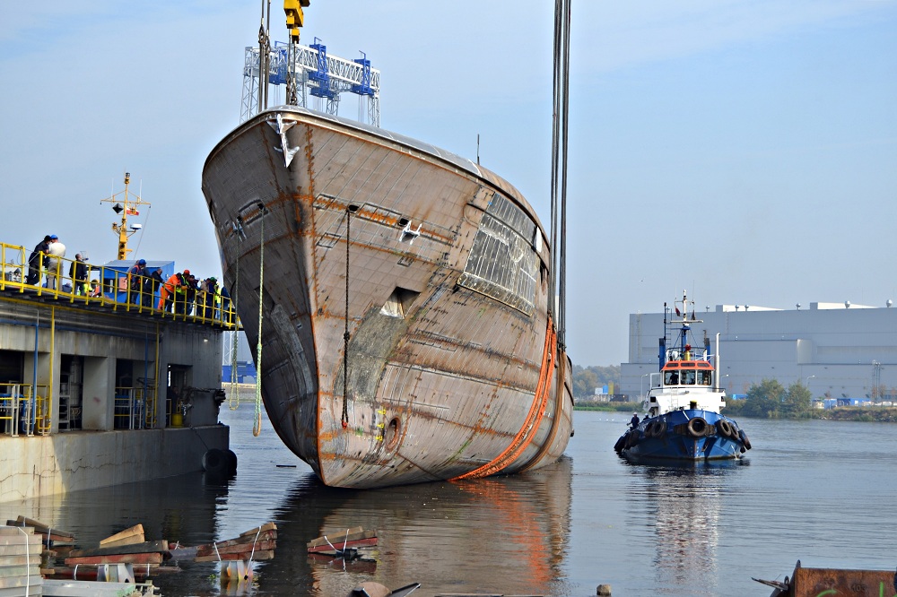 Stocznia Szczecińska: kadłub jachtu pełnomorskiego zwodowany na pochylni Wulkan