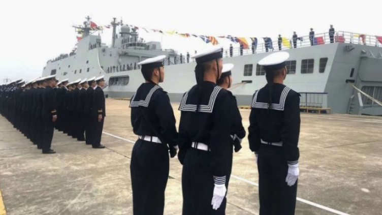 Niszczyciel i okręt desantowy wcielone do służby w chińskiej marynarce wojennej