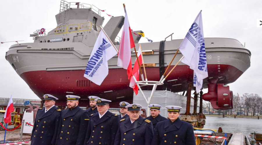 Marynarka wojenna: chrzest nowego holownika H-1 Gniewko