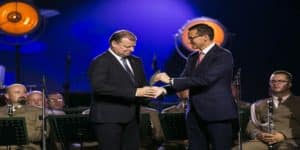 Skvernelis odbiera nagrodę od Morawieckiego