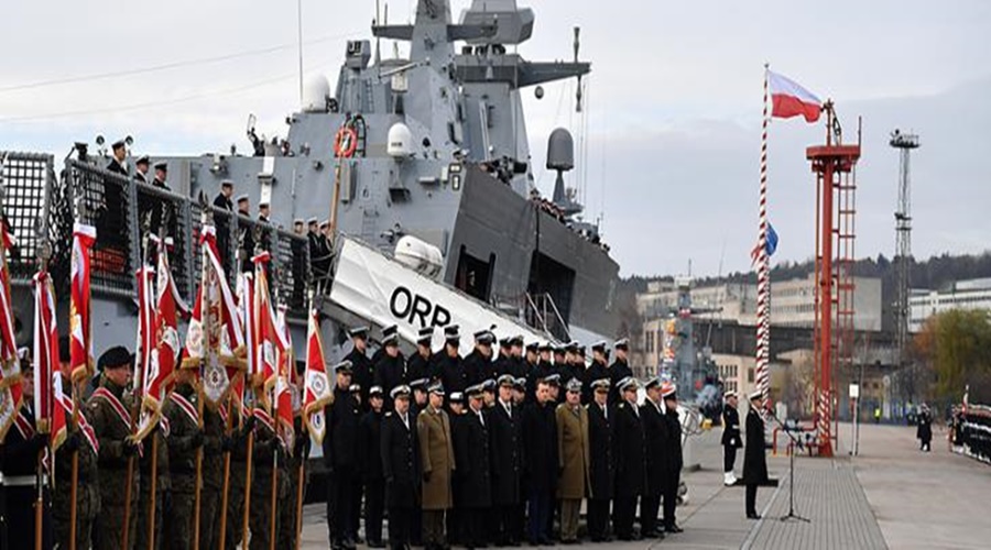 Uroczyste podniesienie bandery na okręcie ORP Ślązak