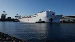 Okręt USNS Mercy przybywa z pomocą do portu Los Angeles / Portal Stoczniowy