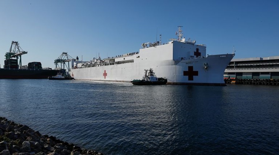 Okręt marynarki wojennej USNS Mercy przybywa do portu w LA, aby pomóc szpitalom obciążonym przez koronawirusa