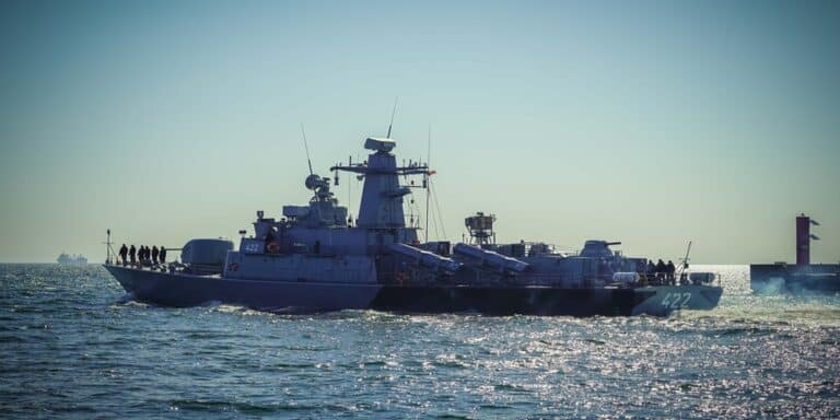 Szkolenie ogniowe na morzu okrętu ORP Piorun / Portal Stoczniowy