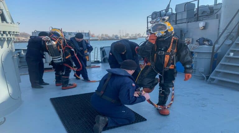Szkolenie podwodne nurków / Portal Stoczniowy
