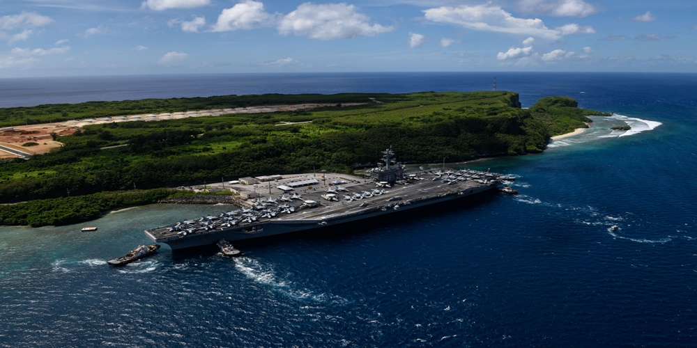 Dowódca 7. floty przybywa do bazy na wyspie Guam