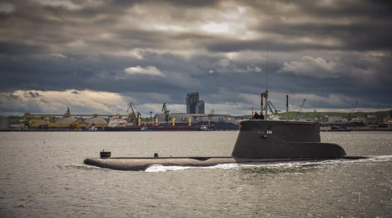 Marynarka chce naprawić okręt ORP Bielik, ale firmy ignorują przetarg / Portal Stoczniowy