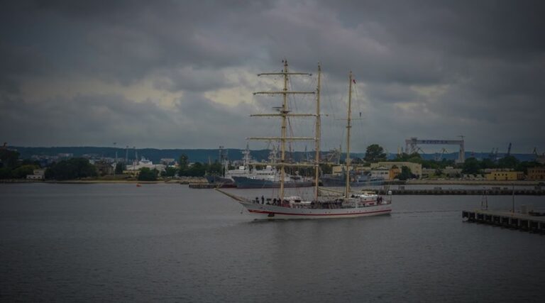 Praktyki morskie pod żaglami na okręcie ORP Iskra / Portal Stoczniowy