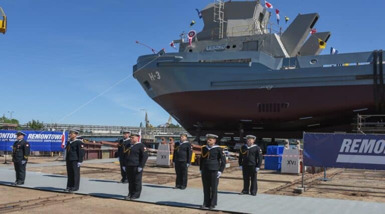Wodowanie i chrzest holownika H-3 Leszko / Portal Stoczniowy