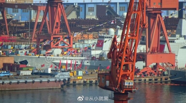 Kolejne wodowania niszczycieli w stoczni Dalian Shipyard / Portal Stoczniowy