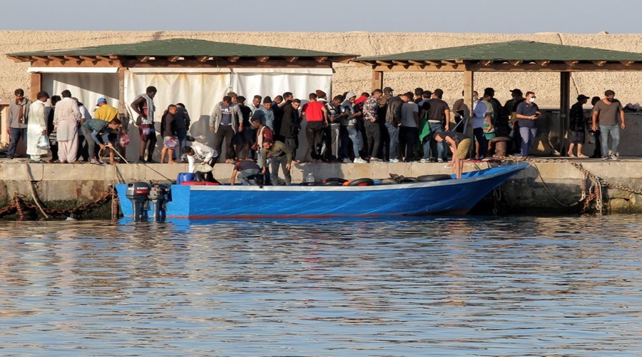 Pięć kolejnych łodzi z ponad 200 migrantami przypłynęło na Lampedusę