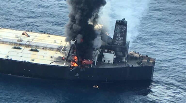 Lankijska marynarka wojenna ratuje płonący tankowiec MT New Diamond / Portal Stoczniowy