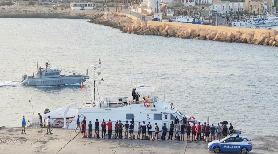Około 1600 migrantów przypłynęło w ciągu dwóch dni na włoską wyspę Lampedusa