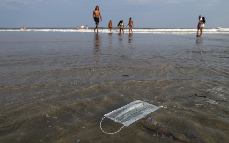 Na co trzeciej plaży w Wielkiej Brytanii zużyte maseczki i środki ochrony osobistej