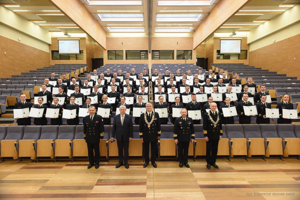 Uroczyste zakończenie studiów pierwszego stopnia na AMW / Portal Stoczniowy