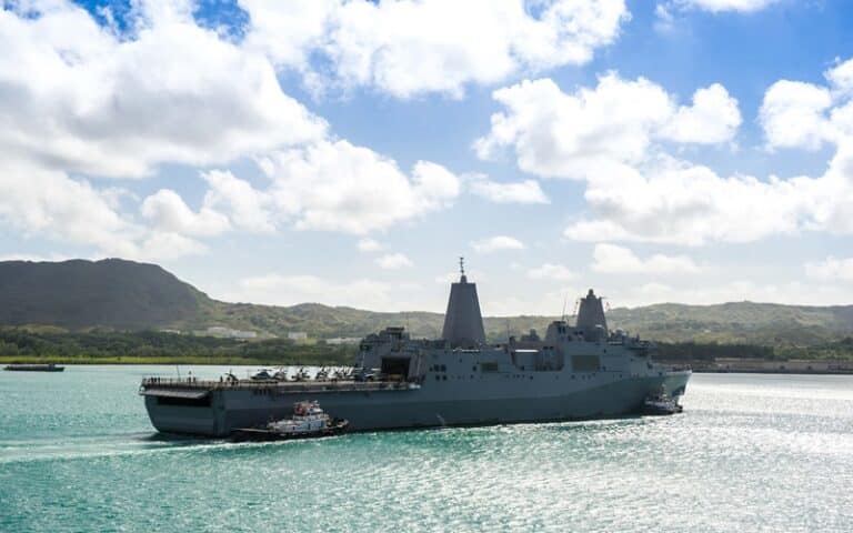 Na okręcie wojennym US Navy na Bliskim Wschodzie 12 przypadków koronawirusa / Portal Stoczniowy