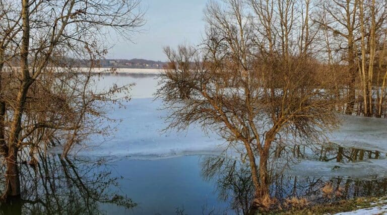 Przemieszczenie się lodu zalegającego na Wiśle w Kępie Polskiej i Wyszogrodzie / Portal Stoczniowy