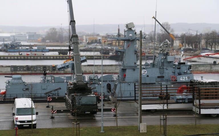 Ćwiczenia załadunku rakiet na okręty rakietowe typu Orkan / Portal Stoczniowy