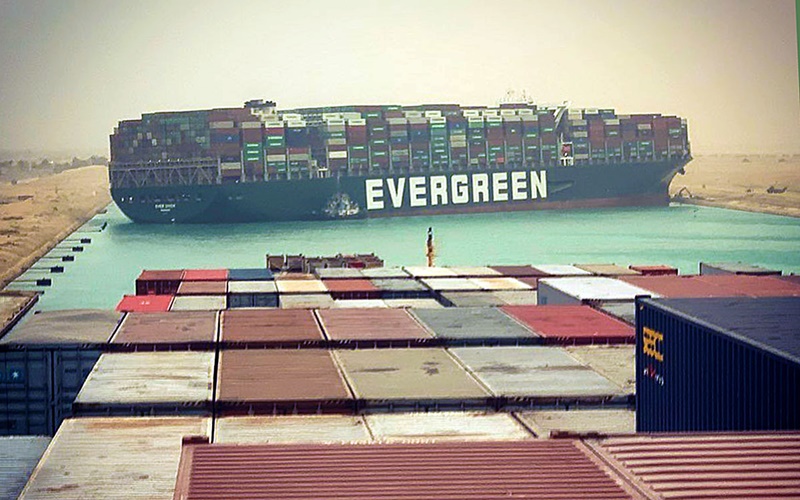 Egipt: Jeszcze w czwartek powtórna próba odblokowania statku w Kanale Sueskim [WIDEO]