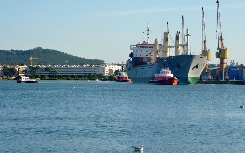 Policyjna rewizja na rosyjskim statku handlowym w porcie w Viana do Castelo