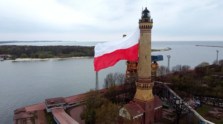Na latarni morskiej w Świnoujściu załopotała potężna biało-czerwona flaga