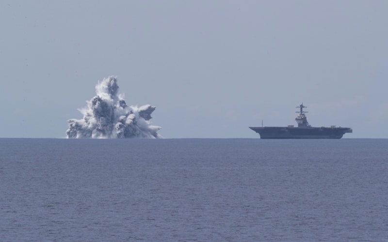 Lotniskowiec USS Ford poddany pierwszej próbie wstrząsów wybuchowych [WIDEO]