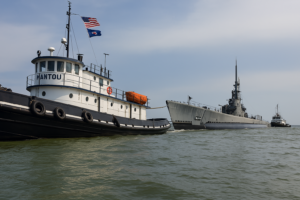 Kolizja okrętu-muzeum USS Cod z lodołamaczem USCG / Portal Stoczniowy