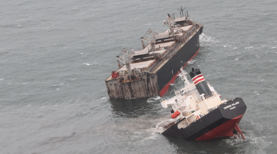 Japonia: statek złamał się na dwie części; doszło do wycieku ropy