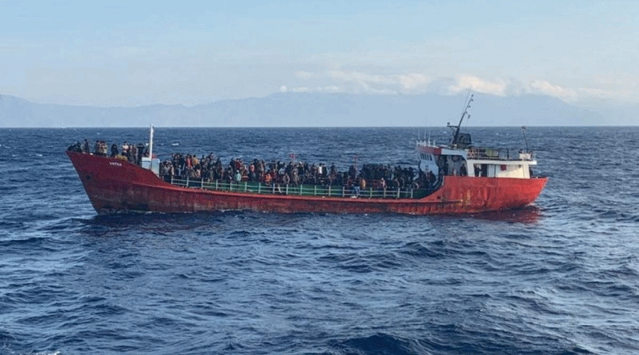 Statek towarowy z migrantami zacumował w porcie na wyspie Kos
