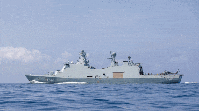 Starcie duńskiej fregaty Esbern Snare z piratami na wodach Zatoki Gwinejskiej / Portal Stoczniowy