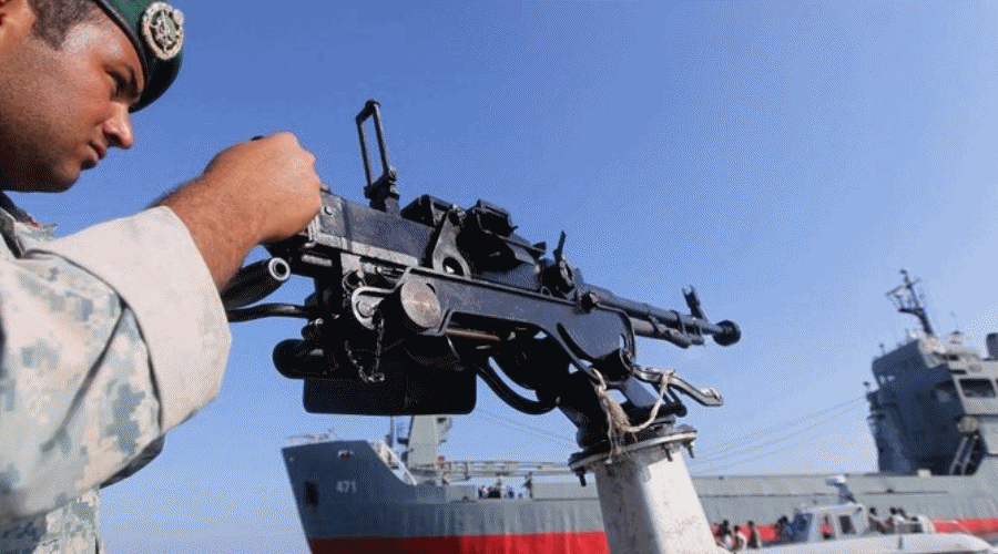 Irańska marynarka wojenna odparła atak piratów na irański tankowiec