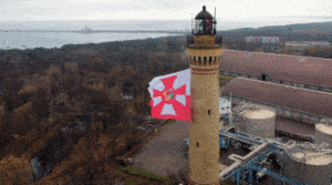 Na latarni morskiej zawisł historyczny proporzec Marynarki Wojennej / Portal Stoczniowy