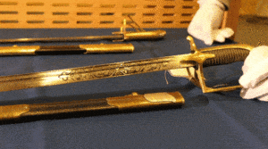 Dwie cenne szable oficerskie trafiły do zbiorów Muzeum Marynarki Wojennej / Portal Stoczniowy