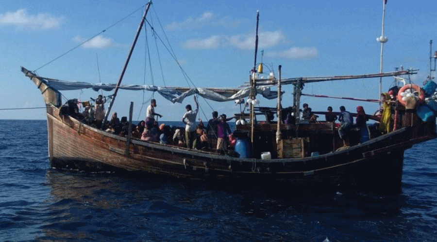 Po ponad miesiącu na morzu w tonącej łodzi ponad 100 Rohingjów zeszło na ląd