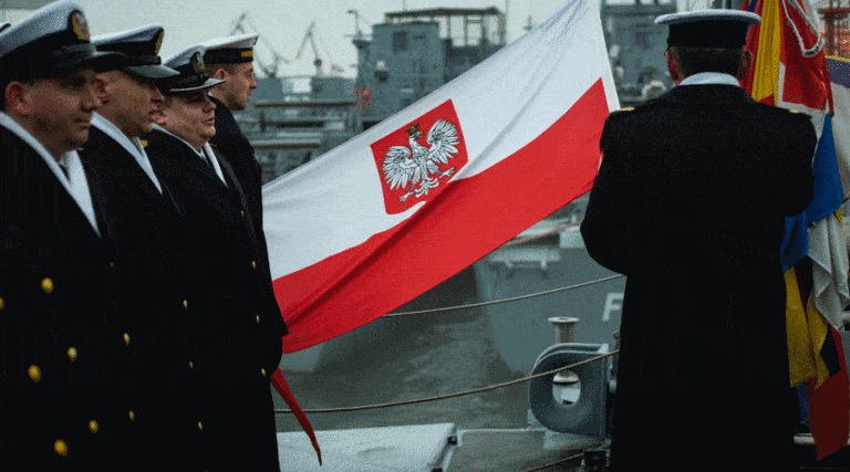 Ostatnie opuszczenie bandery na ORP Czajka / Portal Stoczniowy