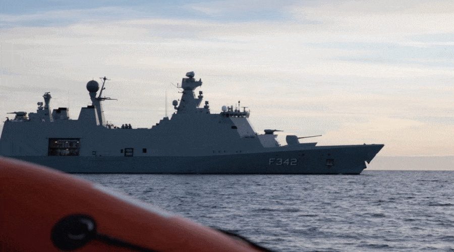 Załoga duńskiej fregaty HDMS Esbern Snare uwalnia trzech podejrzanych piratów / Portal Stoczniowy
