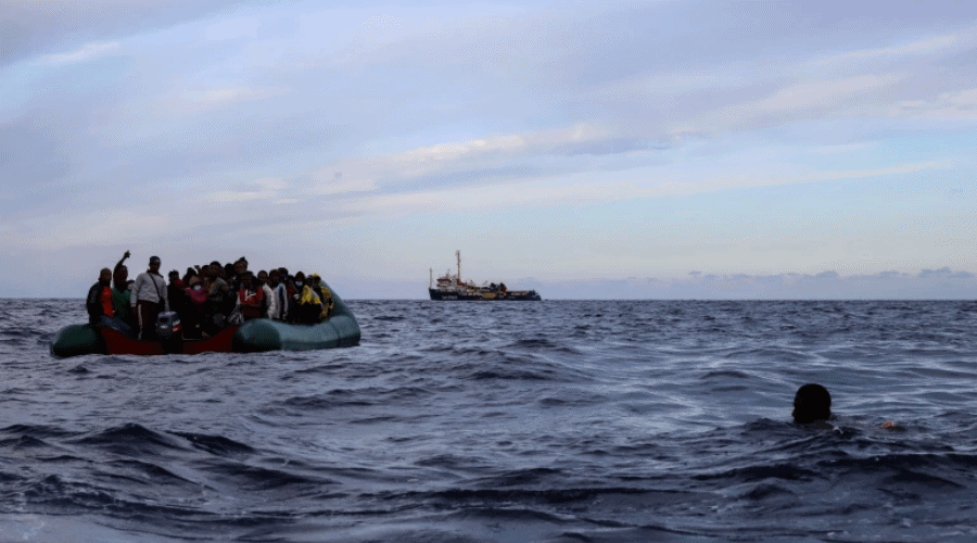 Sześciu migrantów utonęło, 30 zaginęło po przewróceniu się ich łodzi