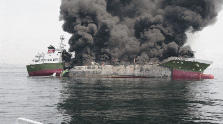 Trzy osoby zginęły w wybuchu tankowca, trzy uratowano, cztery wciąż zaginione / Portal Stoczniowy