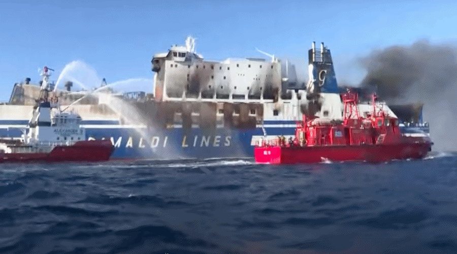 11 osób zaginionych po pożarze na statku ro-ro / Portal Stoczniowy