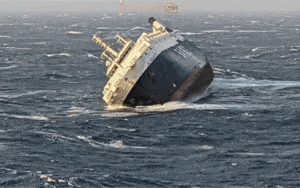 Śmierć członka załogi po zatonięciu statku ro-ro u wybrzeży Iranu / Portal Stoczniowy