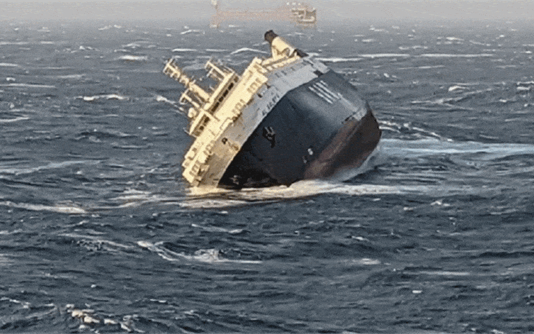 Śmierć członka załogi po zatonięciu statku ro-ro u wybrzeży Iranu / Portal Stoczniowy