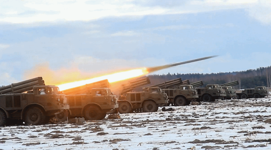 Pentagon: Rosja wystrzeliła już ponad 500 rakiet, kolumna pod Kijowem wciąż stoi