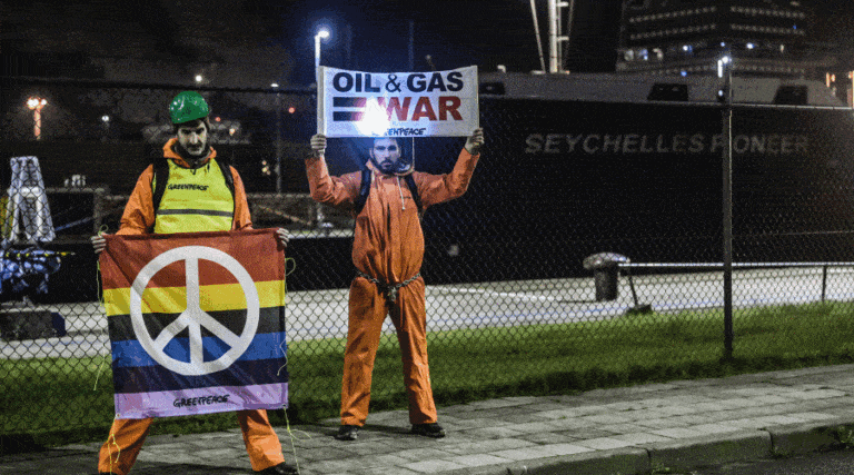 Aktywiści Greenpeace zablokowali tankowiec z rosyjską ropą w porcie w Antwerpii / Portal Stoczniowy