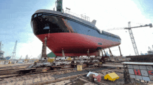 Jednostka Strażak-28 opuściła halę stoczniową / Portal Stoczniowy