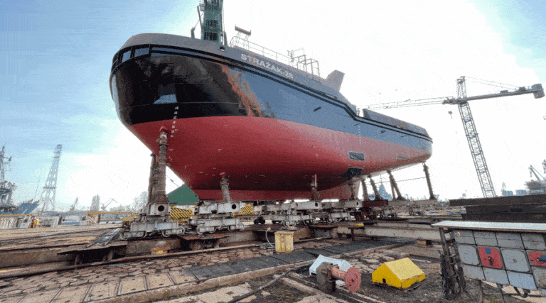 Jednostka Strażak-28 opuściła halę stoczniową / Portal Stoczniowy