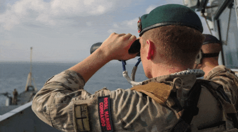 Morska Grupa Zadaniowa przeprowadza operację zwalczania piractwa w Somalii / Portal Stoczniowy
