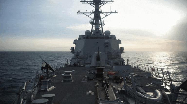 Przejście niszczyciela US Navy przez Cieśninę Tajwańską / Portal Stoczniowy