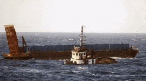 Royal Navy ratuje członków załogi holownika u wybrzeży Anguilli / Portal Stoczniowy