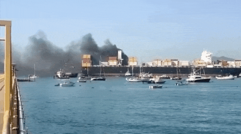 Pożar na kontenerowcu u wejścia do Kanału Panamskiego / Portal Stoczniowy