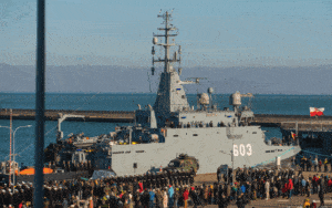 Pierwsze podniesienie bandery na ORP Mewa / Portal Stoczniowy